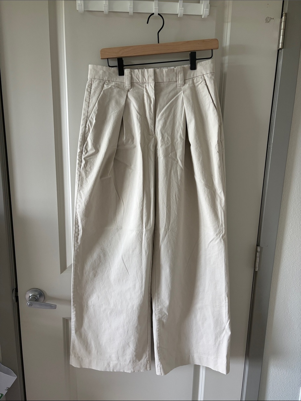 Abercrombie & Fitch Womenβs Pleated Front Trousers